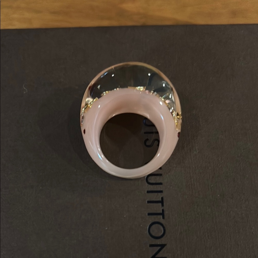 Elegant Louis Vuitton Gold and Pink Inclusion resin Women's Ring - Picture 7 of 9